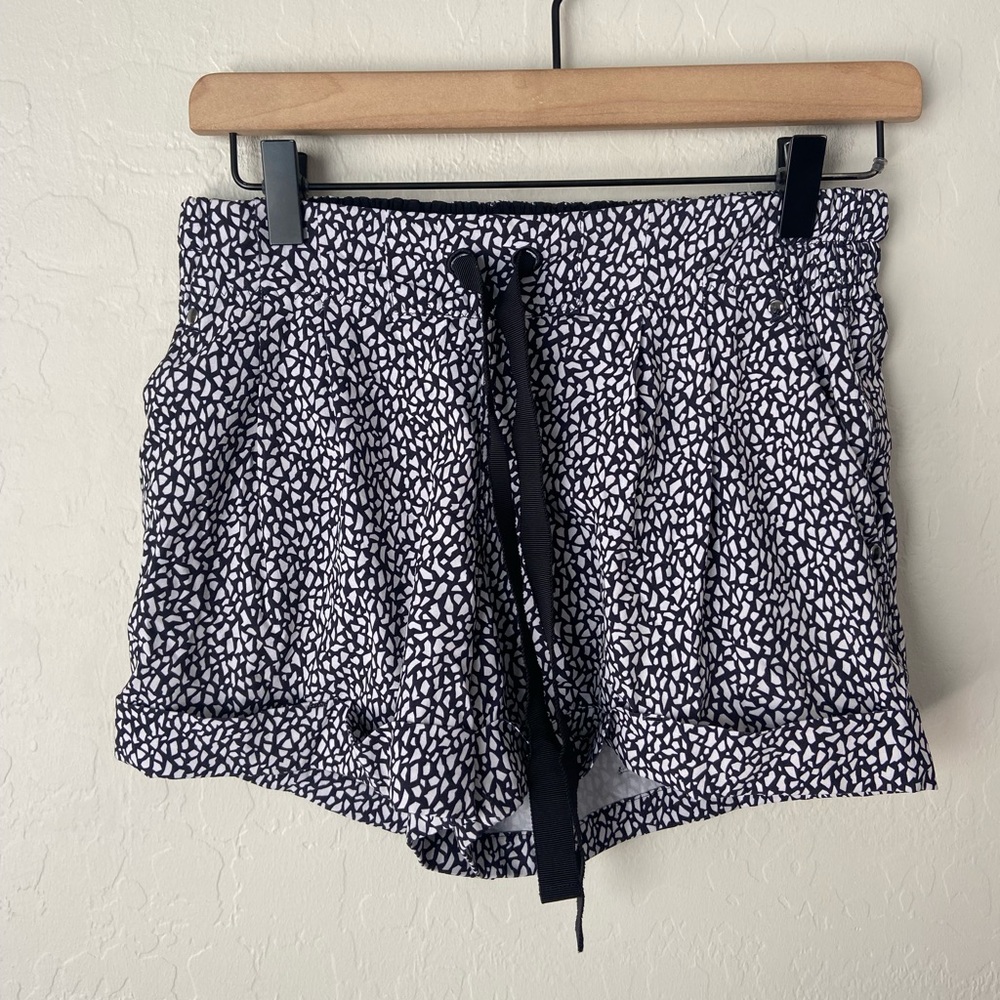 Lululemon spring break away shorts 6 - Picture 5 of 10